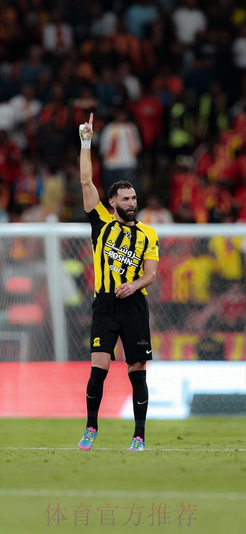 33岁本泽马霸气凌空斩 欧冠71球追平劳尔 33岁本泽马霸气凌空斩 欧冠71球追平劳尔